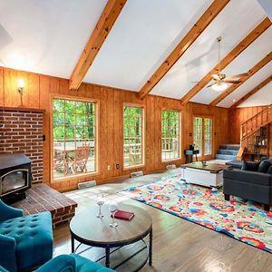 Huge Cabin W Hot Tub, Deck, Pool, Fire Pit, Wifi!